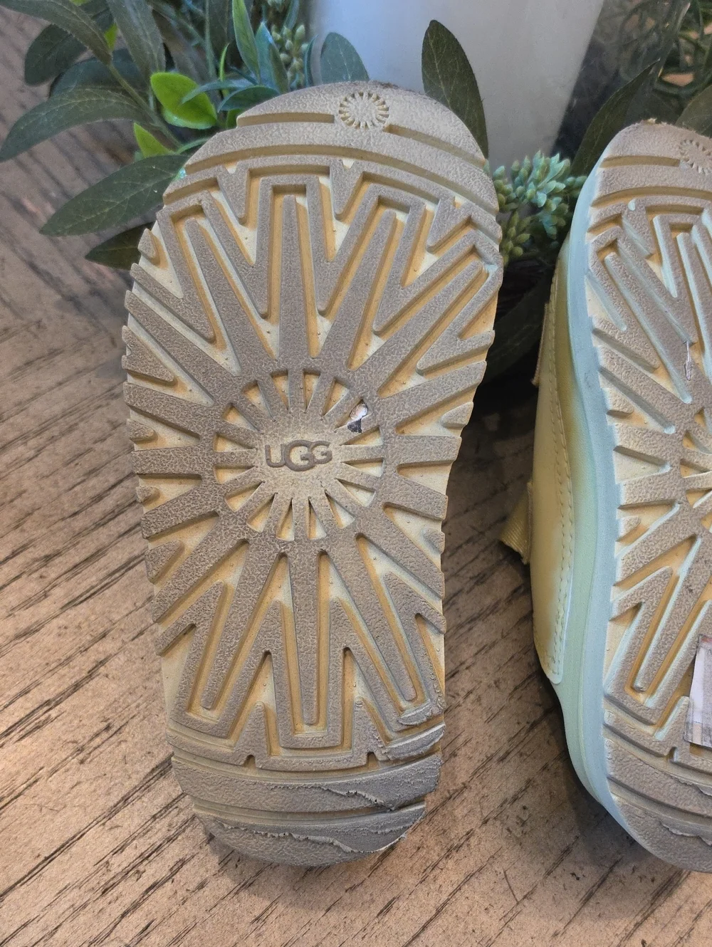UGG Goldenglow Slides Size 13